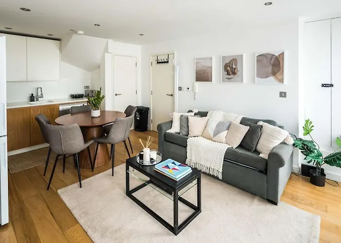 Prime Location Mews!
